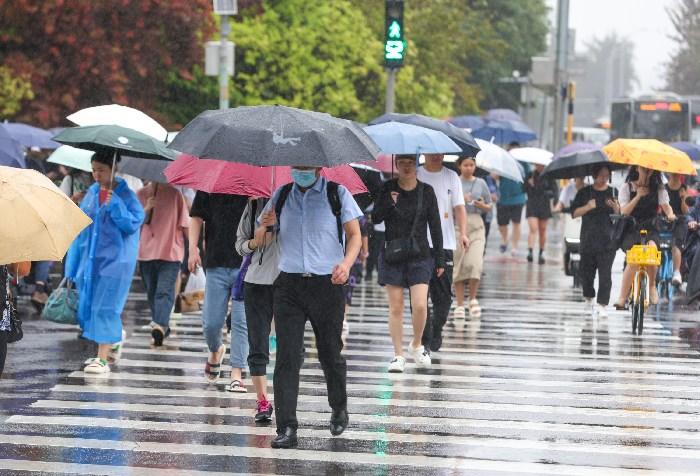 四预警齐发 北京迎来雨中早高峰